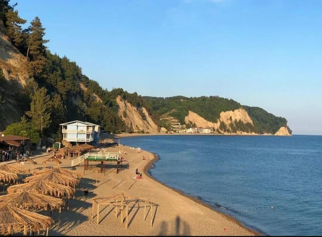Zolotaya buhta 10 Hotel Pizunda Bagian luar foto